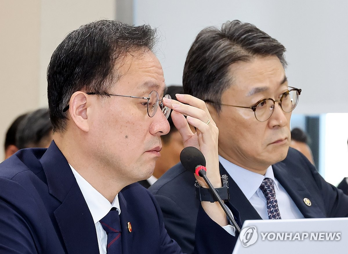 6일 국회에서 열린 재정경제기획위원회 국정감사에서 이형일 부총리 겸 재정경제부 장관(왼쪽)과 권대영 1차관이 의원들 질의를 듣고 있다. (사진=연합뉴스)