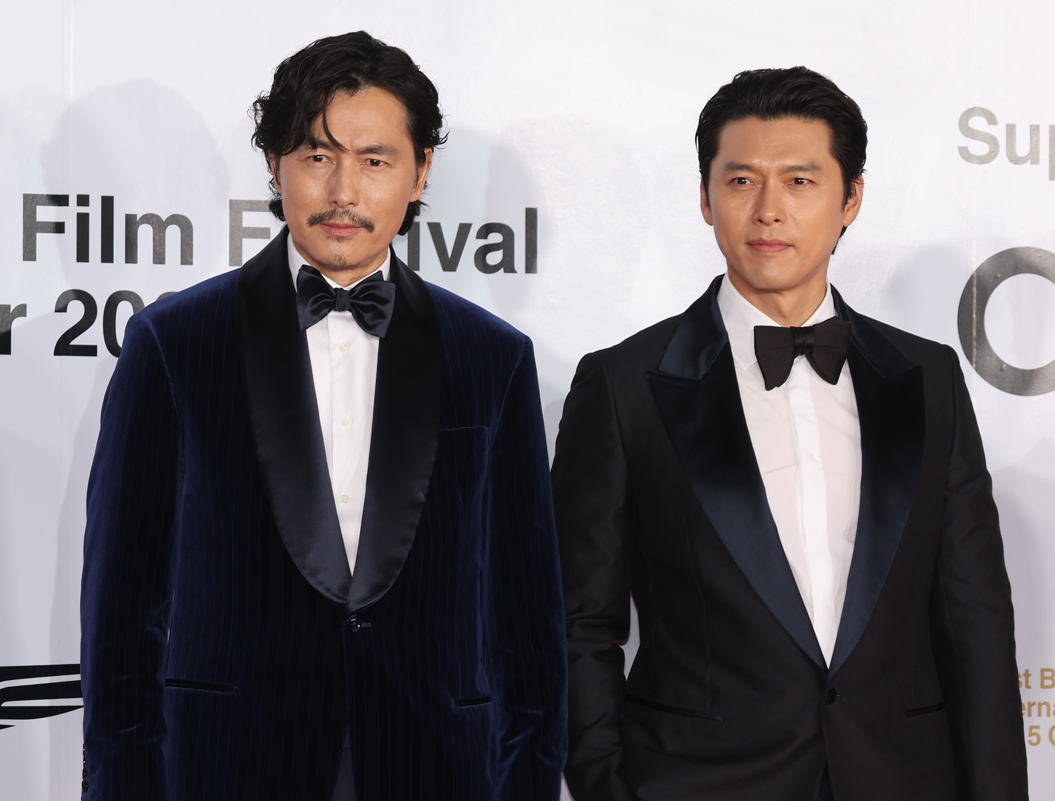 배우 정우성(왼쪽)과 현빈이 6일 부산 해운대구 영화의전당에서 열리는 제31회 부산국제영화제 개막식에서 포즈를 취하고 있다. 사진=연합뉴스