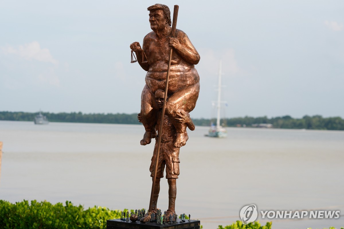 지난해 브라질에서 열린 COP30 당시 강변에 전시된 트럼프 대통령 동상. 사진=연합뉴스