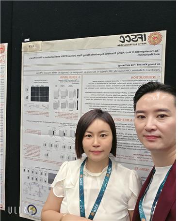 식물성 PDRN 연구에 관한 포스터 앞에서 (좌)황혜주 교수, (우)김주영 박사(온휴 헤드스파원장) 사진=한국경제TV