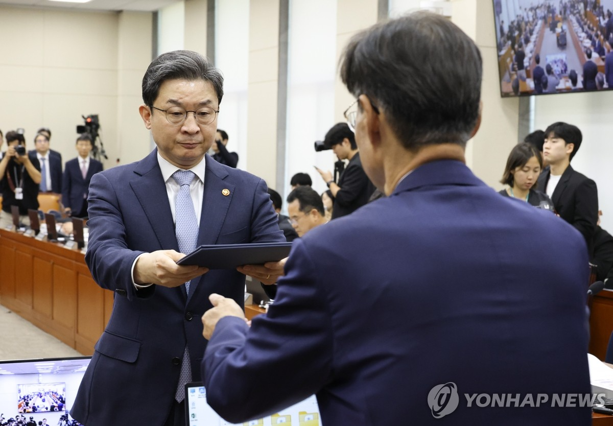 이억원 금융위원장이 8일 국회 정무위원회에서 열린 금융위원회 등에 대한 국정감사에서 유동수 정무위원장에게 선서문을 제출하고 있다. (사진=연합뉴스)