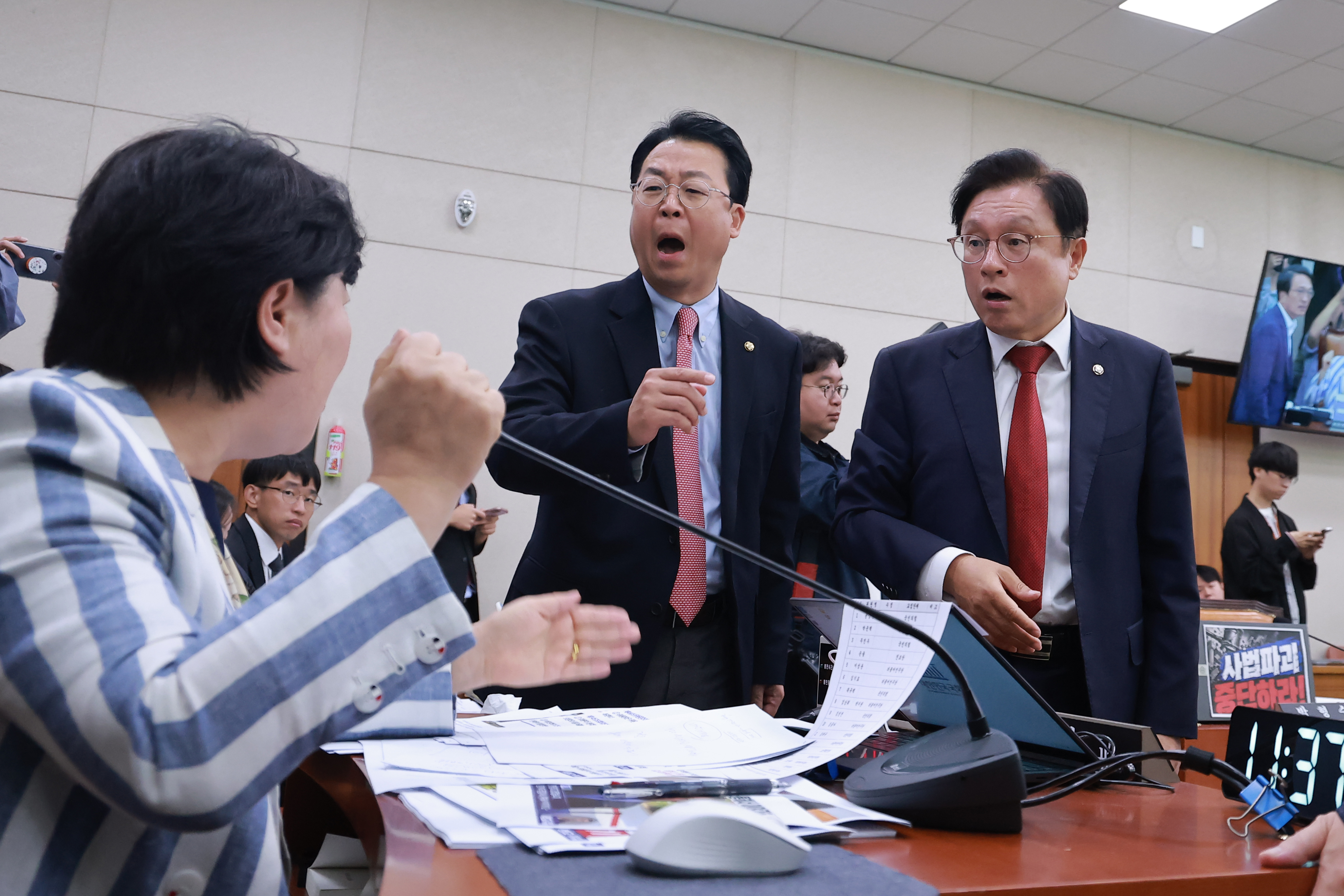 지난 6일 국회 법제사법위원회에서 열린 대법원 등에 대한 국정감사에서 야당 간사인 국민의힘 박형수 의원과 같은 당 곽규택 의원이 위원장인 더불어민주당 서영교 의원에게 국민의힘 김태규 의원에 대한 발언권 정지와 관련해 항의하고 있다. 사진=연합뉴스