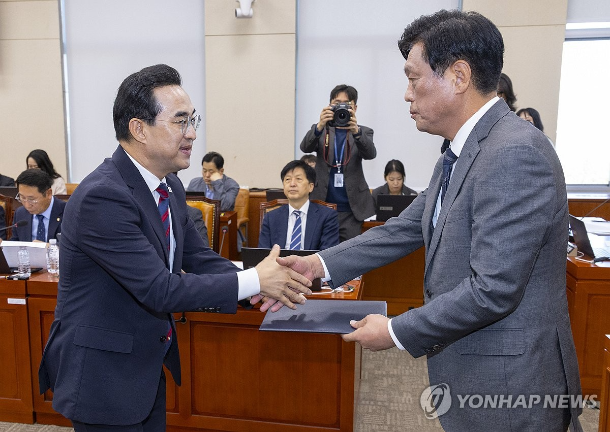 박홍근 기획예산처 장관이 8일 국회에서 열린 재정경제기획위원회 기획예산처 국정감사에서 증인 선서를 마친 뒤 조승래 재경위원장에게 선서문을 제출하고 있다. (사진=연합뉴스)