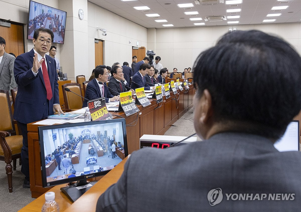 국민의힘 재정경제기획위원회 배준영 간사(왼쪽)가 8일 국회에서 열린 기획예산처 국정감사 시작 직전 정부가 추진중인 '미래대응기금' 반대가 담긴 인쇄물을 동료 의원들과 노트북에 붙인 뒤 이를 제거하라는 조승래 재경위원장과 설전을 벌이고 있다. (사진=연합뉴스)