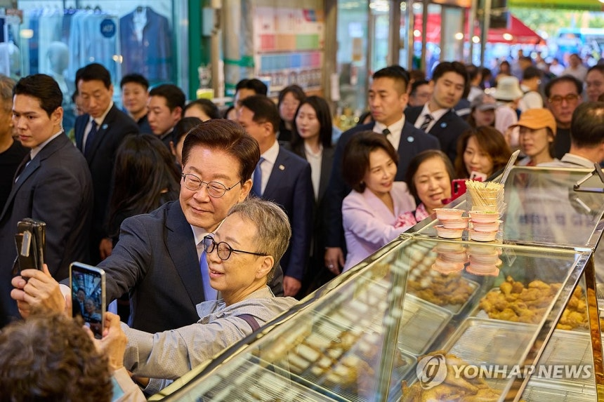 영천시장 찾은 이재명 대통령/ 사진=연합뉴스