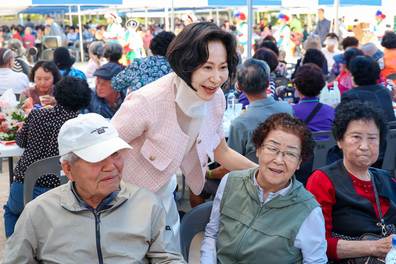 울산 지역 '롯데 효도잔치' 참여 어르신들과 기념촬영_장혜선 이사장(중앙)
