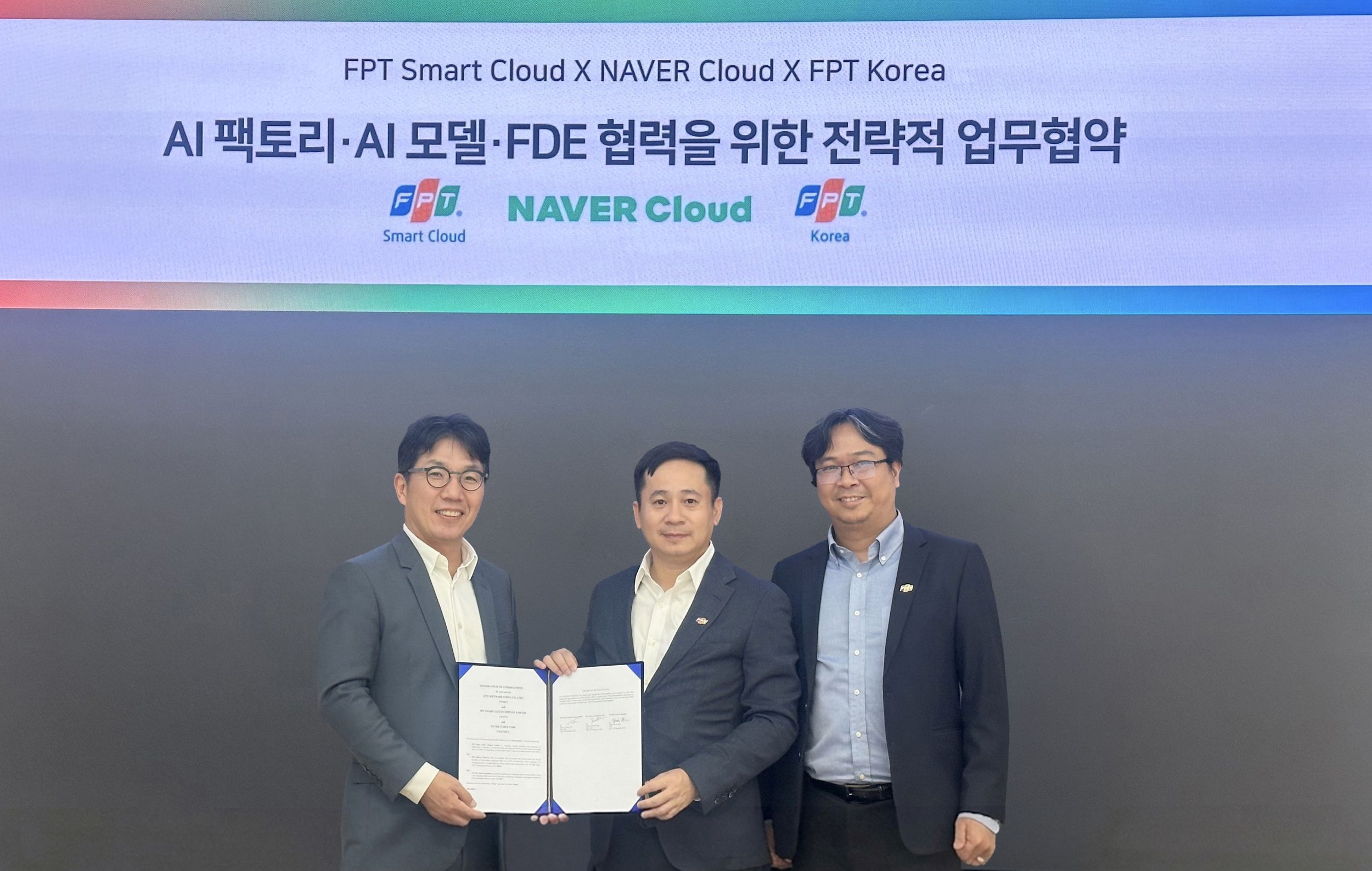 (왼쪽부터) 김유원 네이버클라우드 대표, 레 홍 비엣 FPT 코퍼레이션 스마트클라우드 대표, 레 쑤안 록 FPT 코리아 수석부사장.(사진=네이버클라우드)