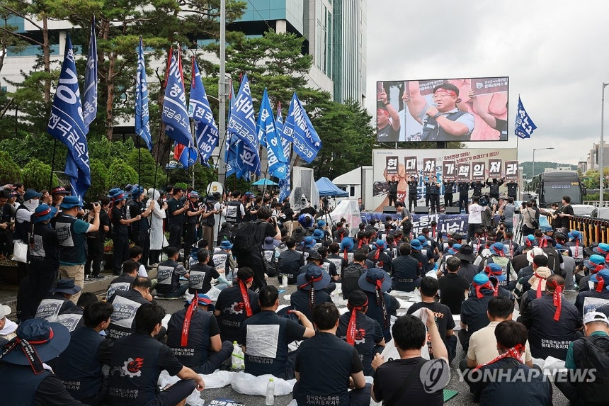 현대자동차 노동조합(금속노조 현대차지부)이 임금협상 난항으로 전면 파업에 들어간 지난 8월 서울 서초구 현대자동차 본사 앞에서 전국금속노동조합 자동차업종 조합원들이 공동파업대회를 열었다. 연합뉴스