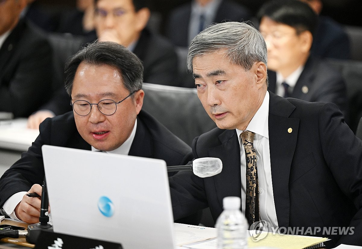 신현송 한국은행 총재(오른쪽)와 권민수 부총재가 12일 서울 중구 한국은행에서 열린 국정감사에서 자료를 살피며 대화하고 있다. (사진=연합뉴스)