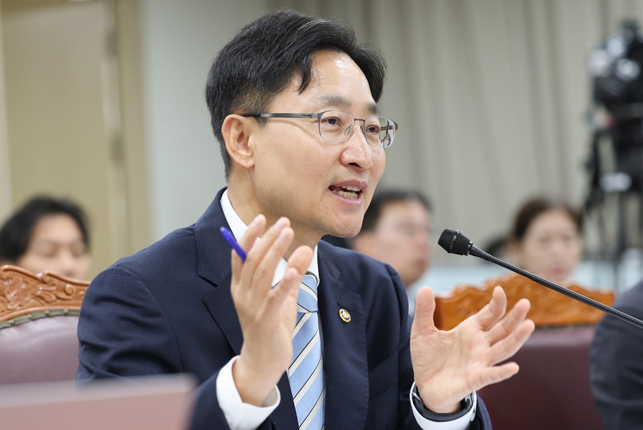 임광현 국세청장이 13일 세종시 정부세종청사에서 열린 국회 재정경제기획위원회의 국세청에 대한 국정감사에서 의원 질의에 답하고 있다. 사진=연합뉴스