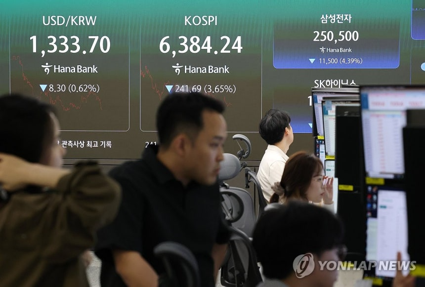 12일 서울 중구 하나은행 본점 딜링룸 현황판에 코스피 등이 표시되고 있다. 연합뉴스
