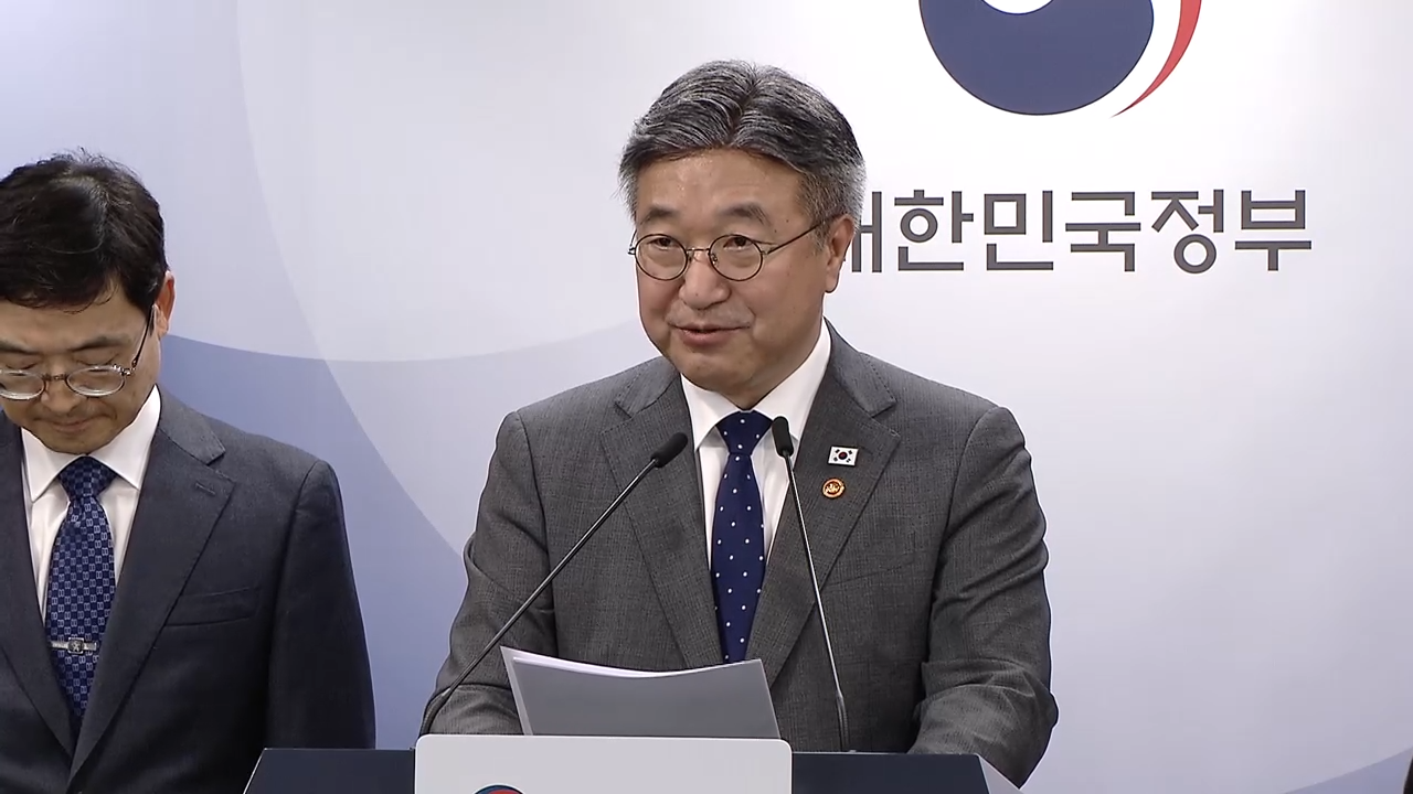 윤호중 행정안전부 장관이 13일 서울 종로구 정부서울청사 본관 브리핑룸에서 2차 중앙행정기관 이전 세부계획을 발표하고 있다.