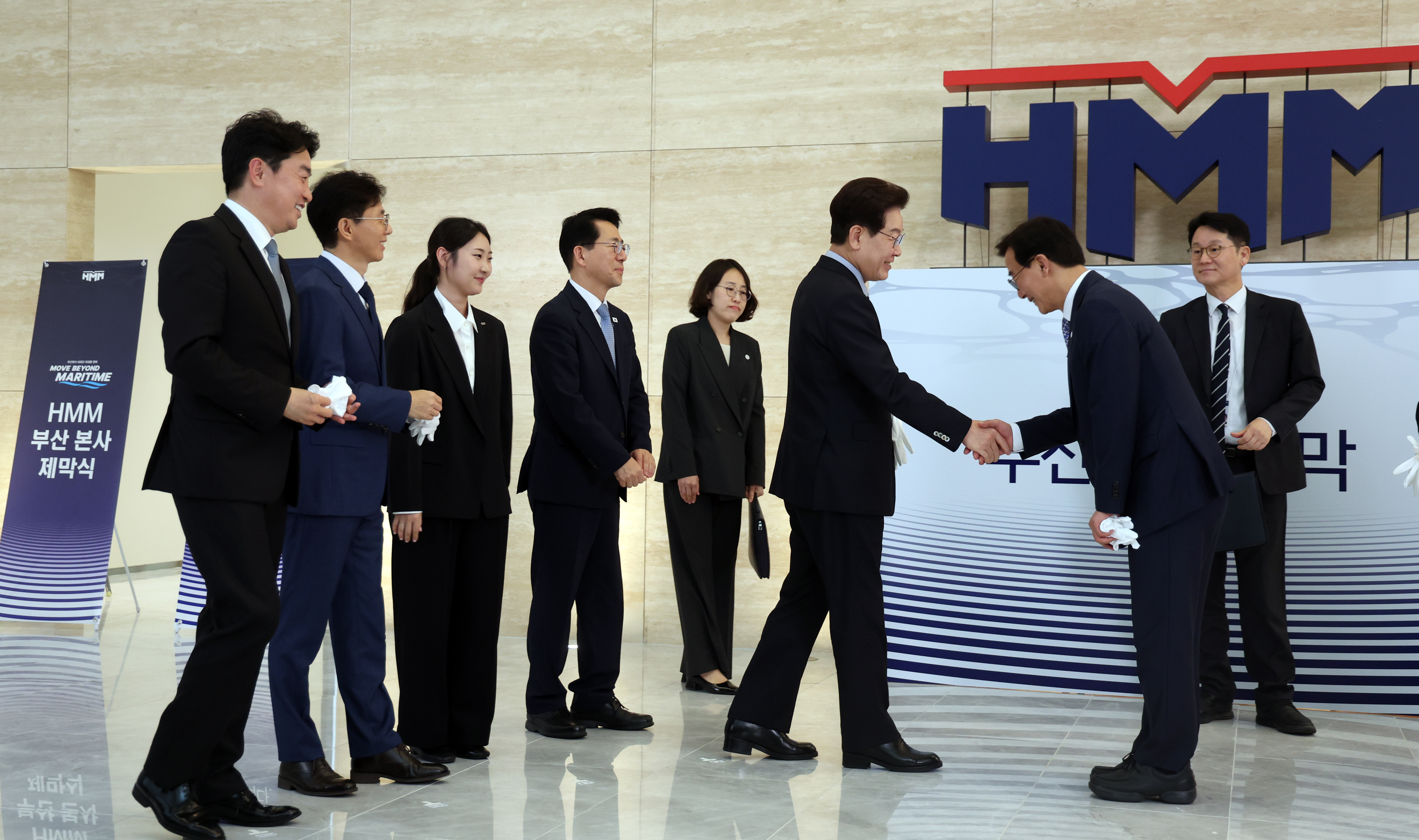 이재명 대통령이 13일 HMM 부산 본사 제막식에서 전재수 부산 시장과 인사하고 있다. 사진=연합뉴스
