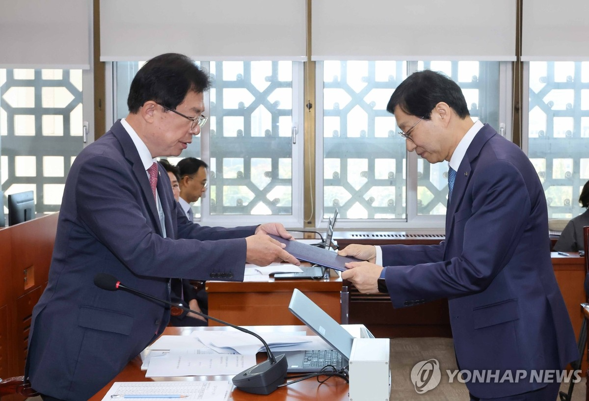 김성주 국민연금공단 이사장이 14일 국회에서 열린 보건복지위원회 국정감사에서 이만희 위원장에게 선서문을 전달하고 있다. (사진=연합뉴스)