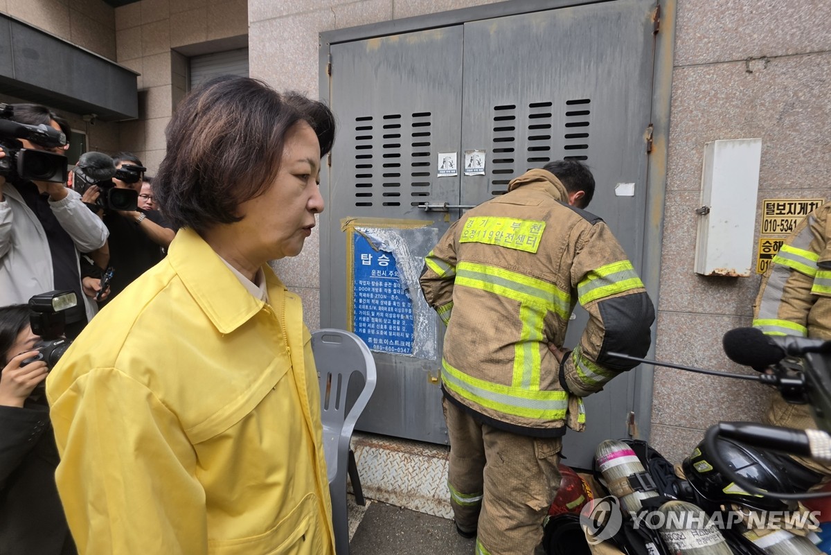 경기 부천시 화재 현장서 소방관 위로하는 추미애 지사. 사진=연합뉴스