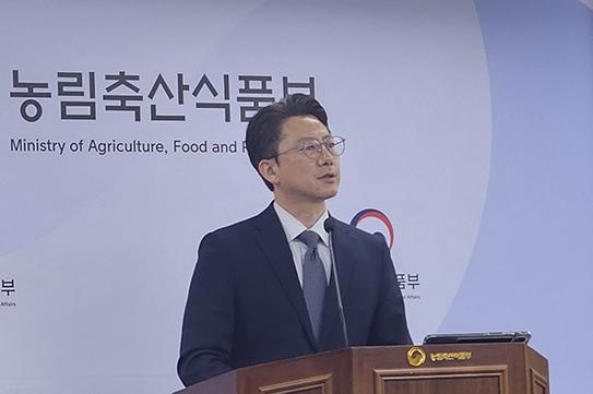 변상문 농림축산식품부 대변인이 19일 정부세종청사에서 가짜뉴스에 대한 엄정 대응 방침에 대해 브리핑하고 있다.