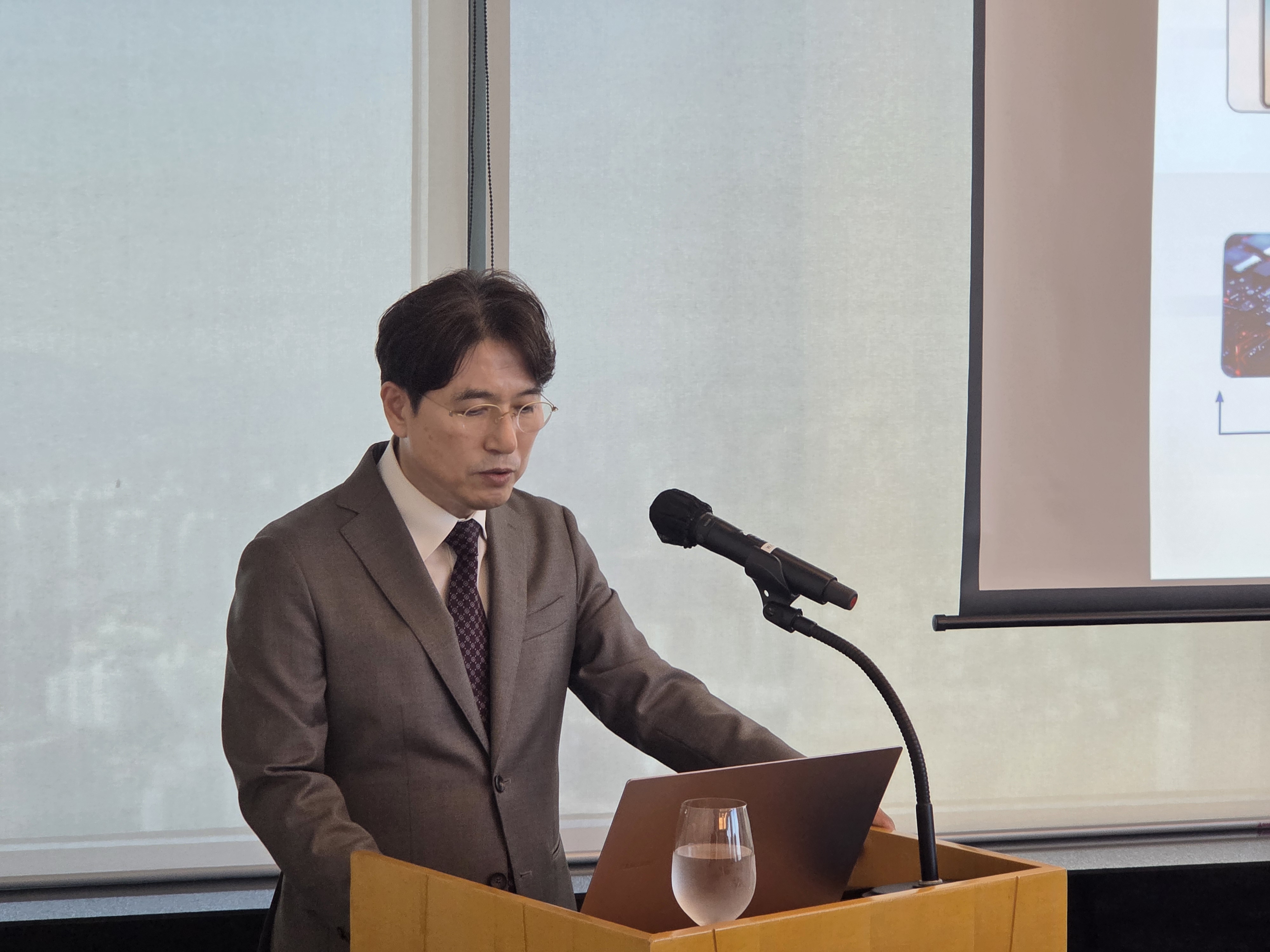 김영곤 이에스티 대표이사는 20일 서울 여의도 63빌딩에서 열린 기자간담회에서 발표하고 있다.