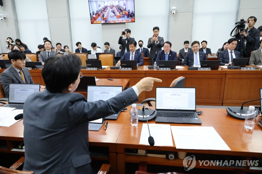 21일 국회에서 열린 운영위원회 전체회의에서 국민의힘 윤용근 위원이 국정감사 증인 채택을 두고 민주당 위원들과 설전을 벌이고 있다. (사진=연합뉴스)
