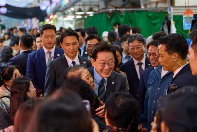 이재명 대통령이 20일 인천 계양산전통시장을 방문해 상인들과 인사를 나누고 있다. 청와대