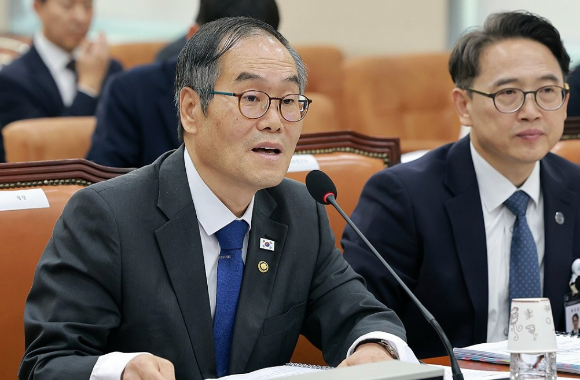 이용철 방위사업청장이 지난 13일 국회 국방위원회에서 진행된 방위사업청 등에 대한 국정감사에서 국방위원 질의에 답하는 모습. (사진=연합뉴스)