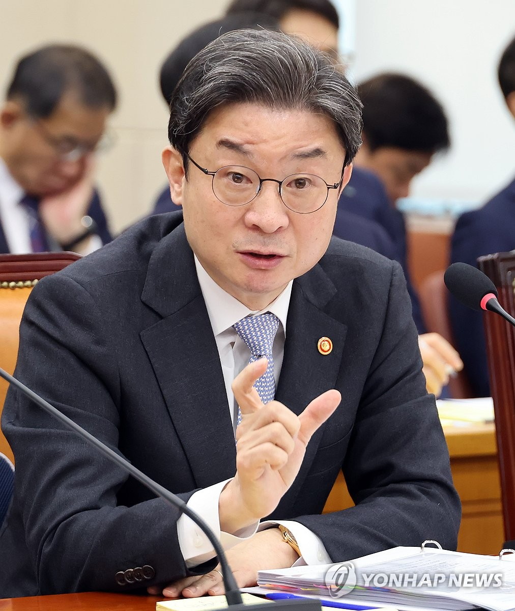 이억원 금융위원장이 22일 국회에서 열린 정무위원회 국정감사에서 위원 질문에 답하고 있다. (사진=연합뉴스)