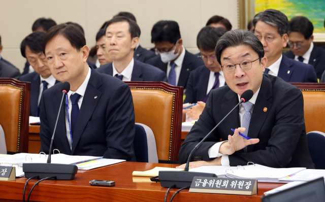 이억원 금융위원장(오른쪽)이 22일 국회에서 열린 정무위원회 국정감사에서 위원 질문에 답하고 있다. 왼쪽은 이찬진 금융감독원장. 연합뉴스