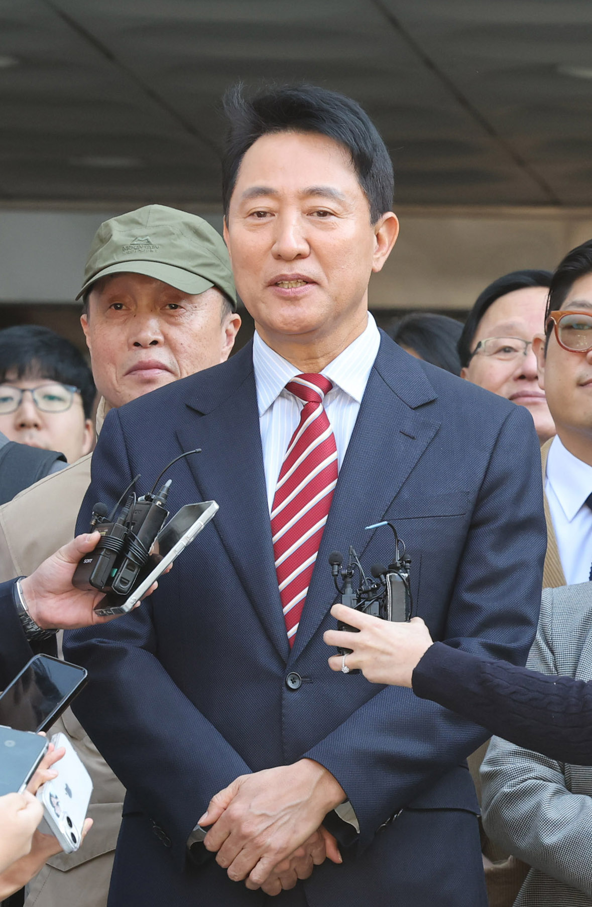 오세훈 서울시장이 23일 서울 서초구 서울고법에서 열린 '명태균 여론조사 대납 의혹 사건' 항소심 선고 공판 뒤 무죄 판결과 관련해 입장을 밝히고 있다. 사진=연합뉴스