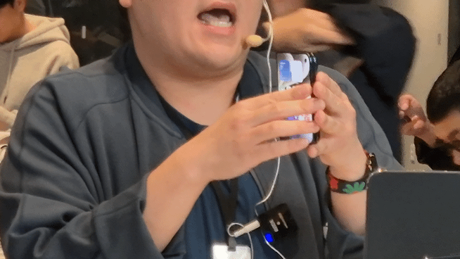 애플 직원이 아이폰 듀오의 화면 전환 애니메이션을 설명하고 있다.