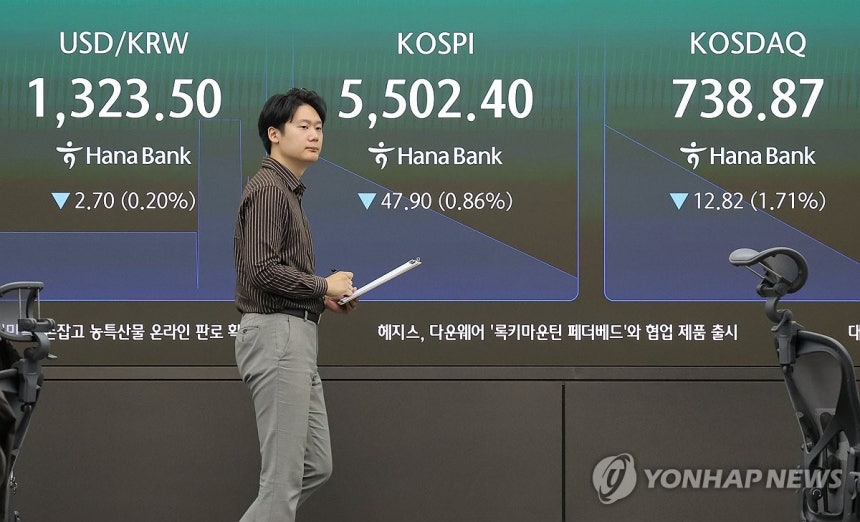 26일 오전 서울 중구 하나은행 본점 딜링룸에 코스피와 코스닥, 원/달러 환율 지수가 표시되고 있다. 연합뉴스
