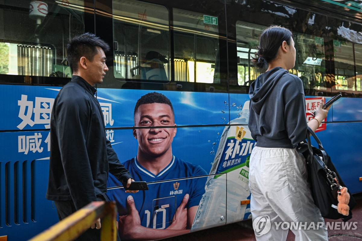 프랑스 축구스타 음바페를 모델로 기용한 중국 음료업체 광고. 사진=연합뉴스