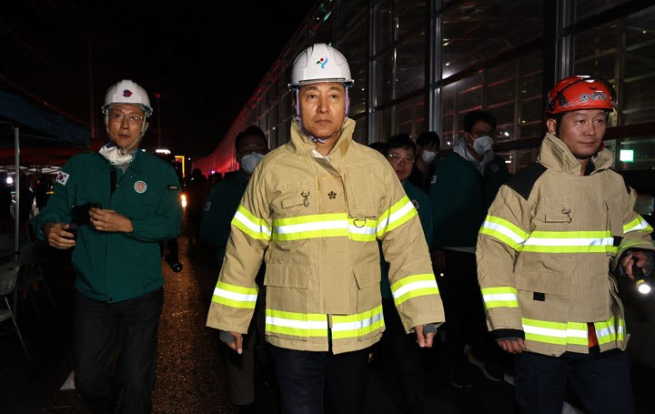 오세훈 서울시장이 27일 화재가 발생한 서울 강남구 구룡마을에서 진압 작업 현장으로 이동하고 있다. 연합뉴스