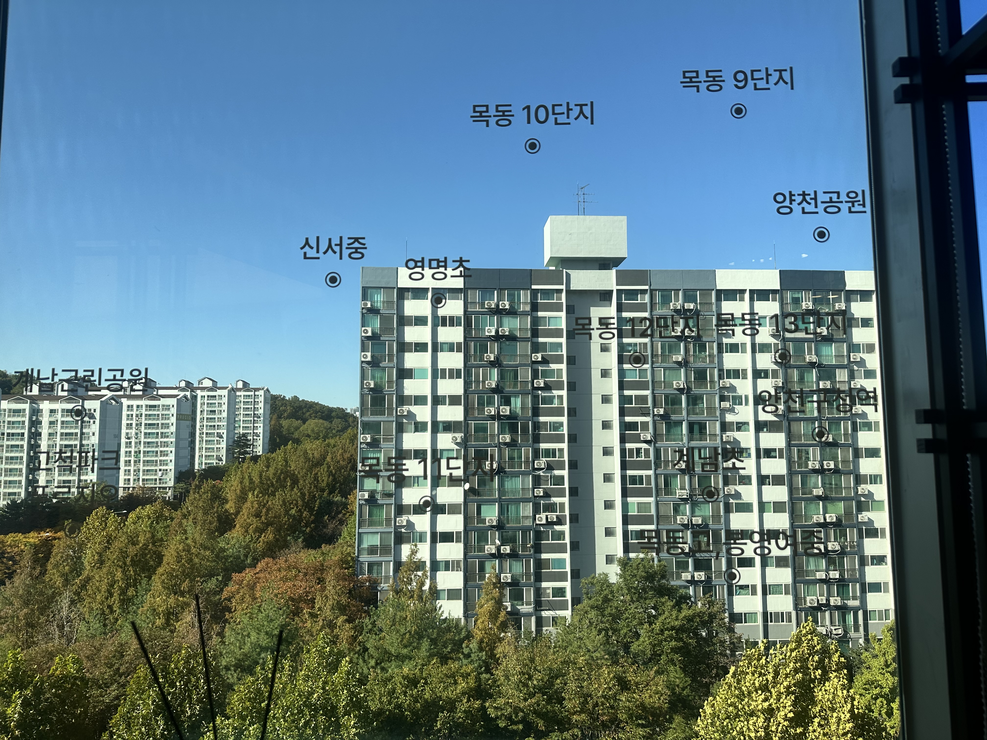 27일 목동 아이파크 라운지에서 AI 로봇팔이 커피를 제조하고 있다.