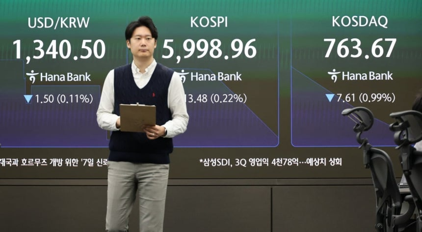 29일 서울 중구 하나은행 딜링룸 현황판에 코스피와 코스닥 지수가 표시되고 있다. 연합뉴스