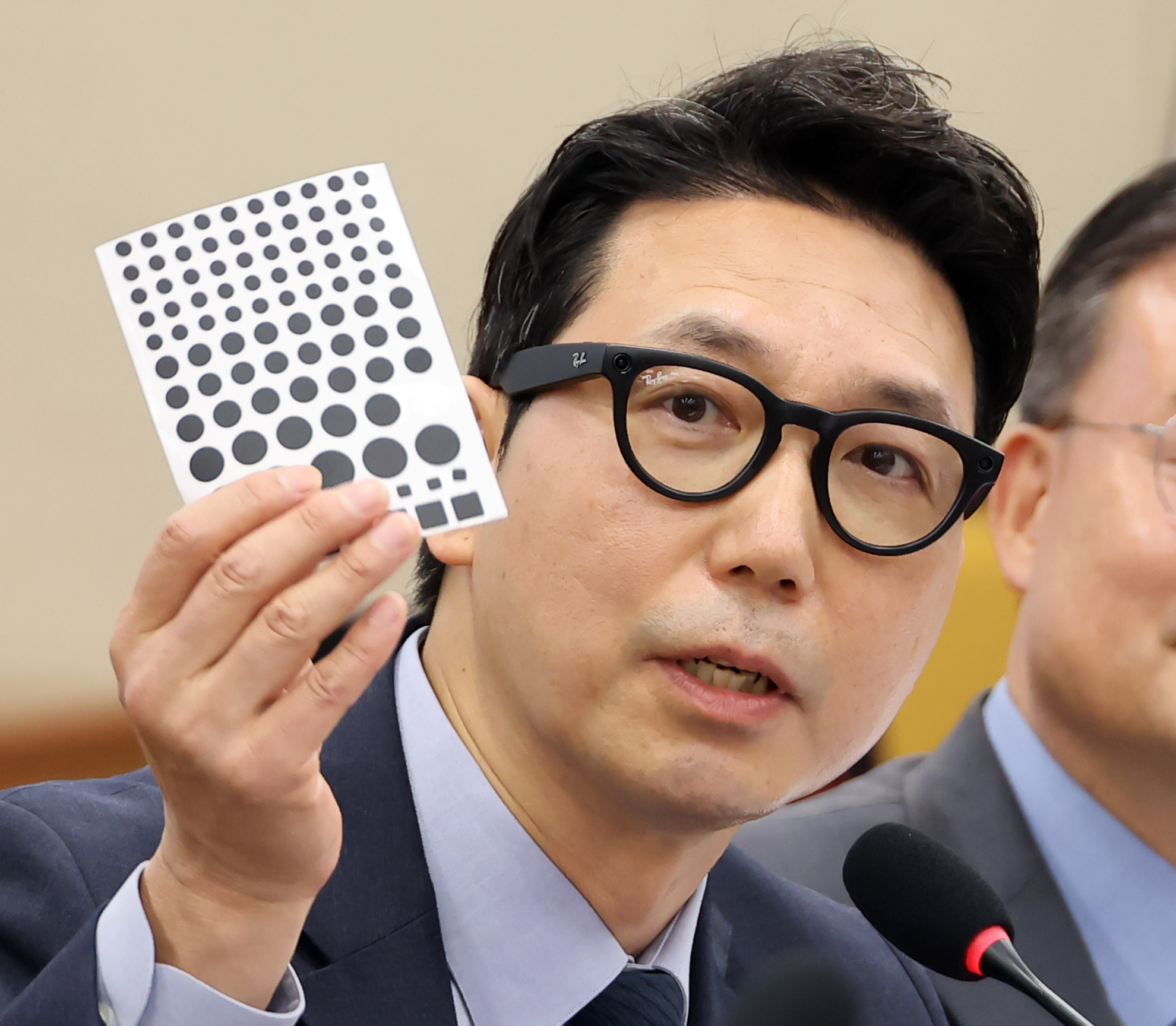 더불어민주당 이정헌 의원이 23일 국회에서 열린 과학기술정보방송통신위원회의 종합감사에서 AI 스마트 안경을 쓰고 촬영중임을 교묘히 감출 수 있는 스티커를 보여주며 질의하고 있다. 사진=연합뉴스