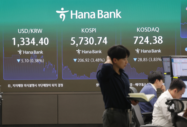 30일 서울 중구 하나은행 딜링룸에서 직원이 업무를 보고 있다. 연합뉴스