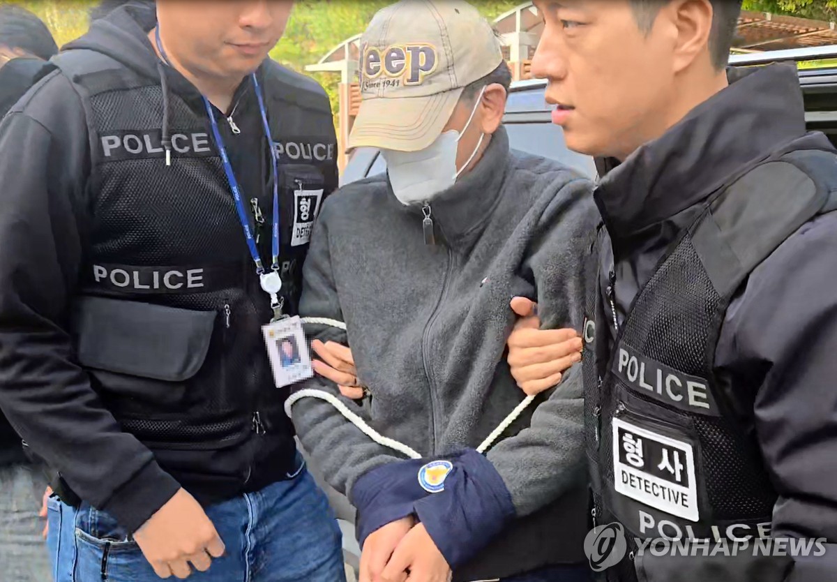 알고 지낸 일본인 여성 살해한 혐의로 법정 출석하는 A씨. 사진=연합뉴스