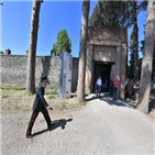 폼페이,유적지,여성,경찰,관광객