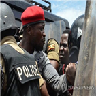 우간다,와인,체포,대통령,무세베니,경찰