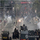 개정안,형법,자카르타,시위대,차량,시위,의회,경찰,인도네시아