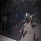 시위대,벽돌,노인,남성