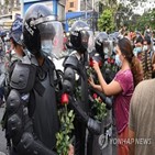 군부,미얀마,경찰,비폭력,수치,쿠데타,시위대,시위,항의,고문