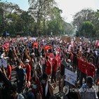 시위,양곤,거리,미얀마,인터넷,항의,현지,쿠데타,이날
