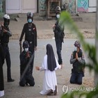미얀마,수녀,경찰,군부