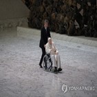 교황,무릎,일정,휠체어,교황청,오른쪽