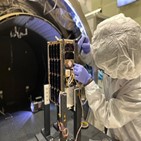 사출,큐브위성,교신