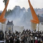 경찰,최루탄,경기장,사용,인도네시아
