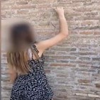 콜로세움,관광객,소녀,벽면,로마,이탈리아