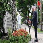 바이든,매케인,기념비,베트남,대통령