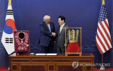 트럼프,대통령,선물,금관,존중,정상회담