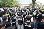 남성,현장,흉기,경찰,시위